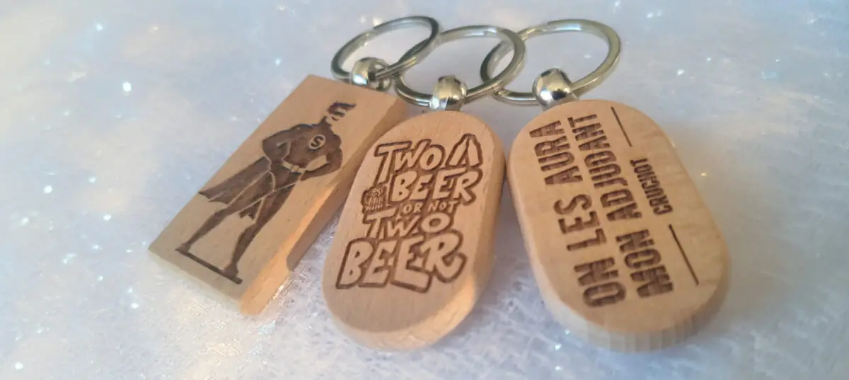 porte-cle-humour-collection-bois-scaled-1.jpg Porte‑clé galet en bois clair – Personnalisable en ligne