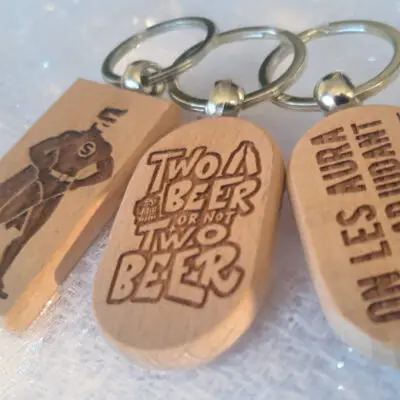 porte-cle-humour-collection-bois-scaled-1.jpg Porte‑clé galet en bois clair – Personnalisable en ligne