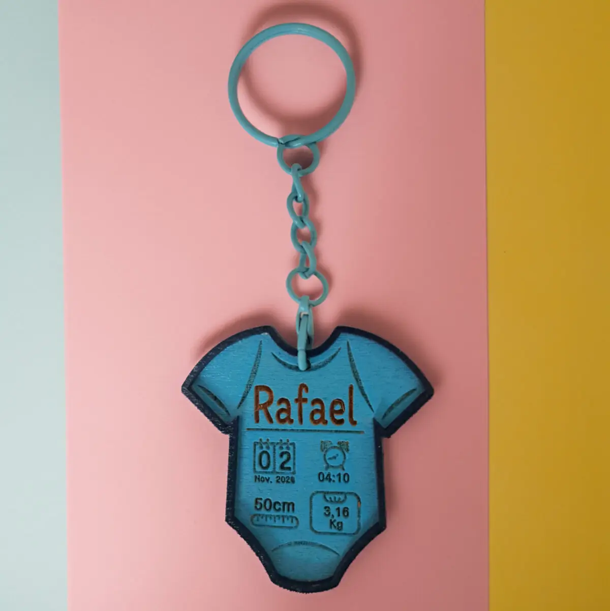 Porte‑clé de naissance en bois – Personnalisable en ligne