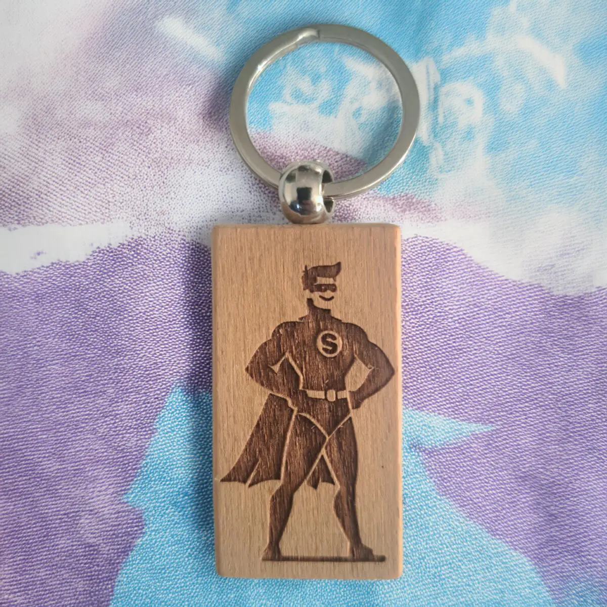 porte-cle-superhero-gravure-bois-02.jpg Porte‑clé rectangle en bois clair – Personnalisable en ligne