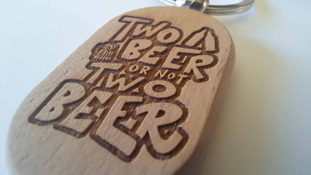 porte-cle-two-beer-humour-bois-detail.jpg Porte‑clé galet en bois clair – Personnalisable en ligne